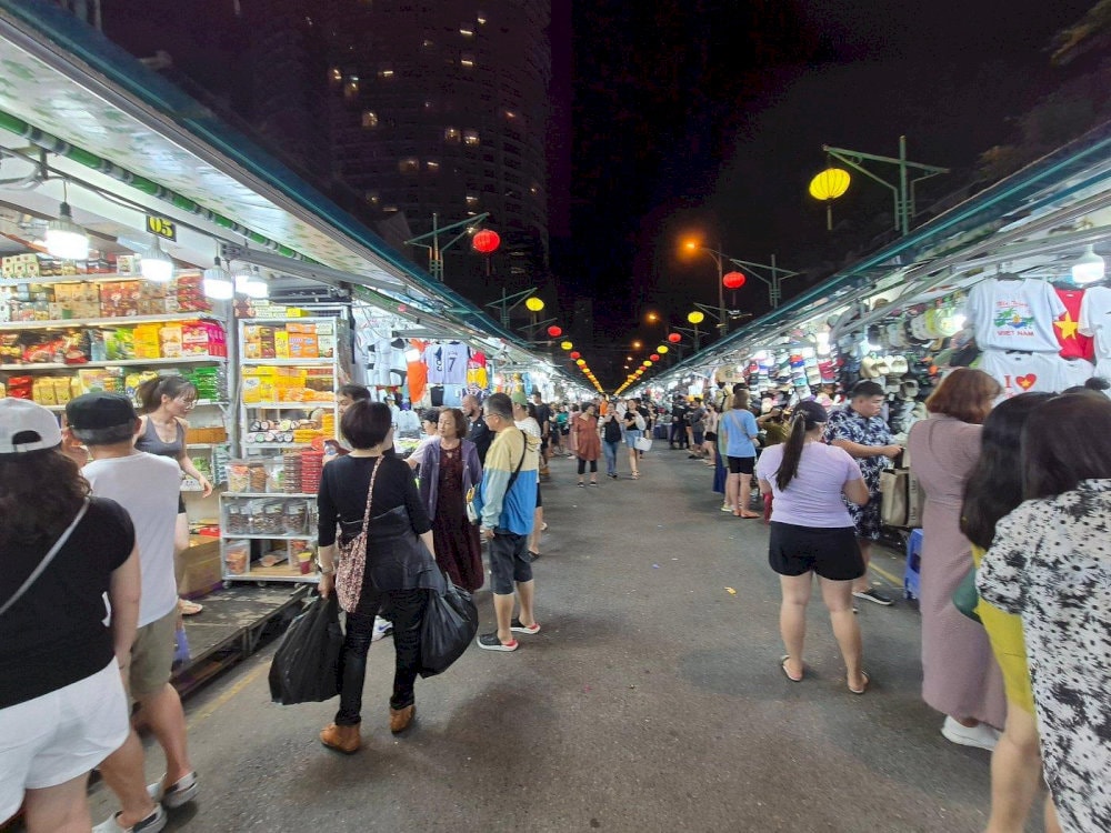 Visitors can experience the lively atmosphere and diverse offerings of Nha Trang Night Market after sunset